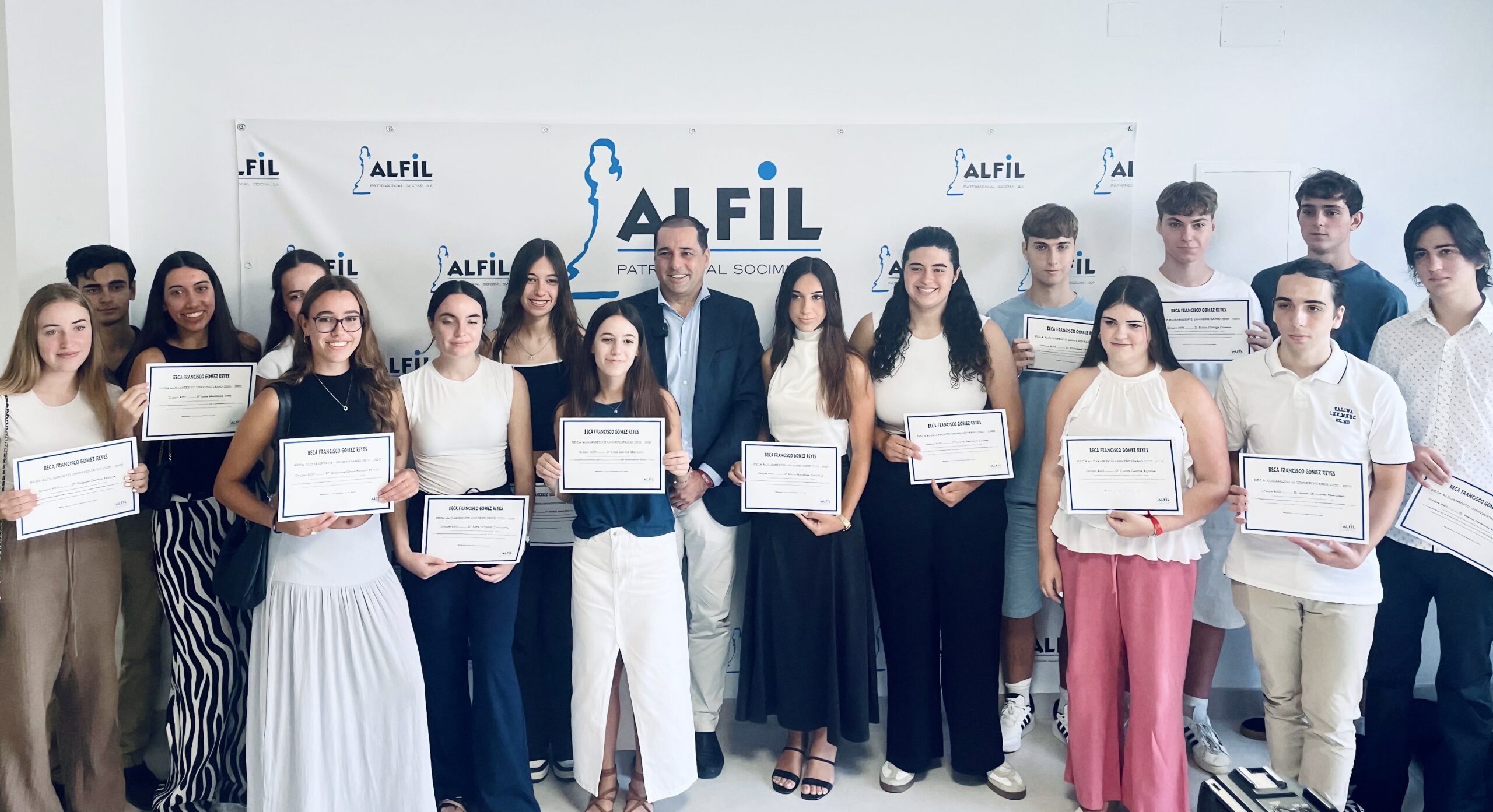 Lee más sobre el artículo Grupo Alfil hace entrega de las XIII Becas Francisco Gómez Reyes